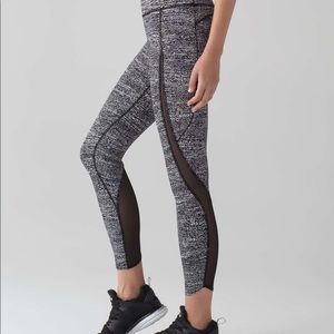 NWOT Lululemon Pace Perfect Tight 25” in Air Time White Black/Black size 6